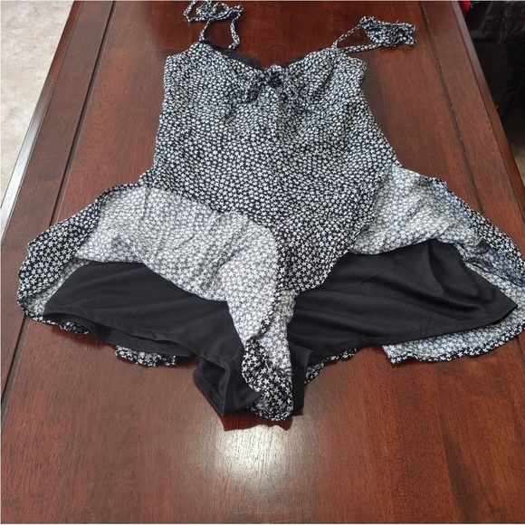 NWT STREETWEAR SOCIETY JUMPER BLACK AND WHITE IN SIZE XL - Picture 6 of 16